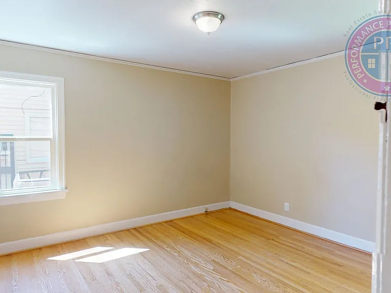 2605 NE 9th Ave — Photo 17