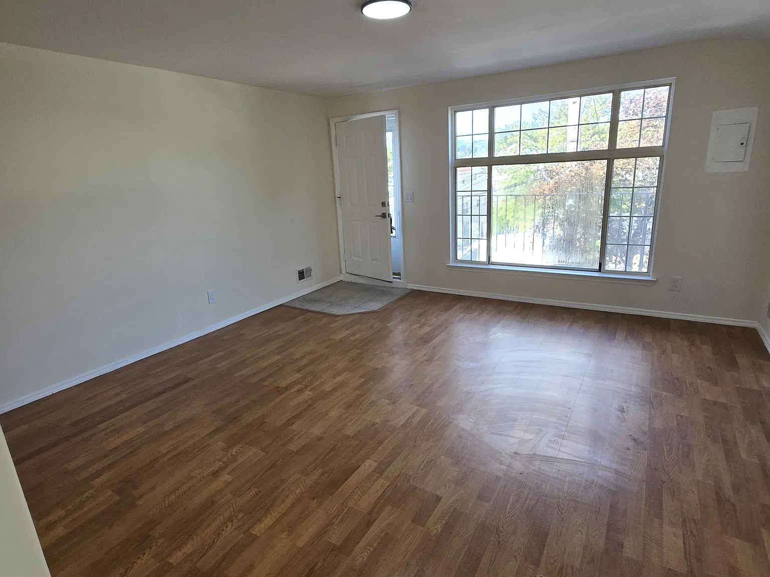 1 bed, 900 sqft, $2,200 — Photo 3