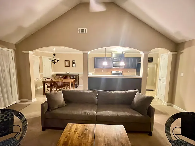 1007 Rosland Cir — Photo 2