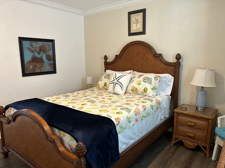 Queen bed en-suite bath