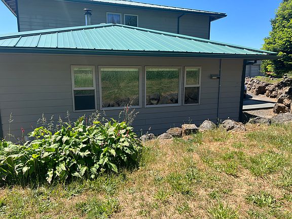 This is the view of the living room from the outside. It is very private. There are no close houses.