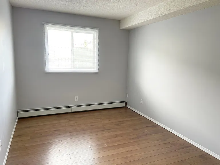 9501 Manning Ave — Photo 14