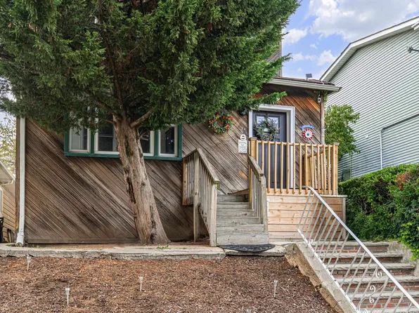 687 Avenue East image 3 of 32