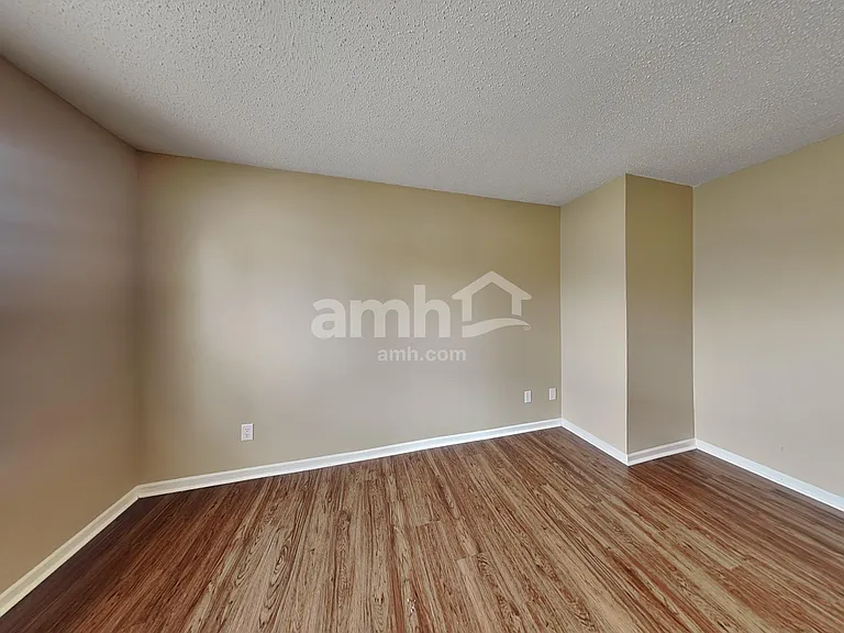 5627 N Plymouth Ct — Photo 12