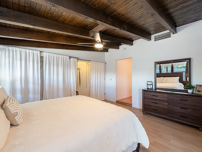 1002 E Simmons St — Photo 7