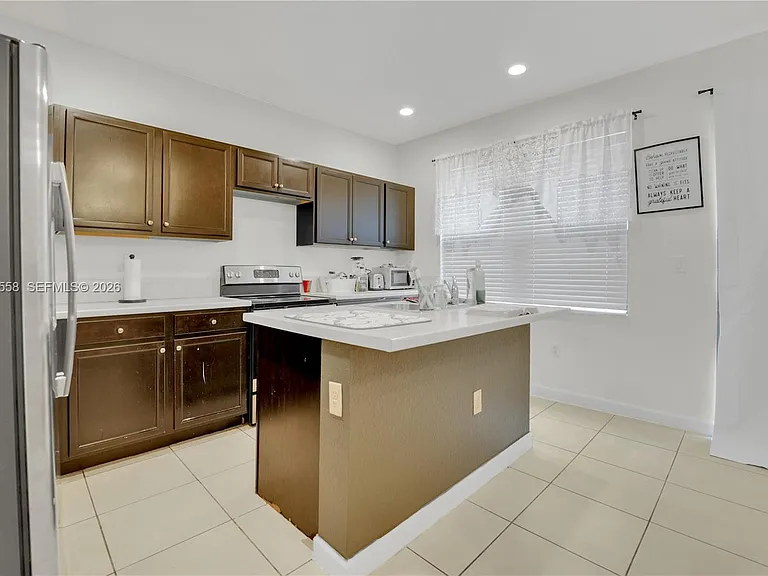 101 NE 37th Pl — Photo 8