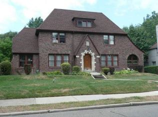 1059 Bedford Rd, Grosse Pointe Park, MI 48230