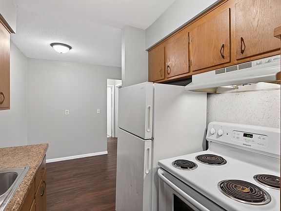 2nd image of 970 43 1/2 Ave NE APT 4