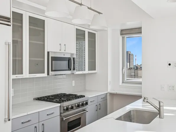 205 East 59th Street image 4 of 30