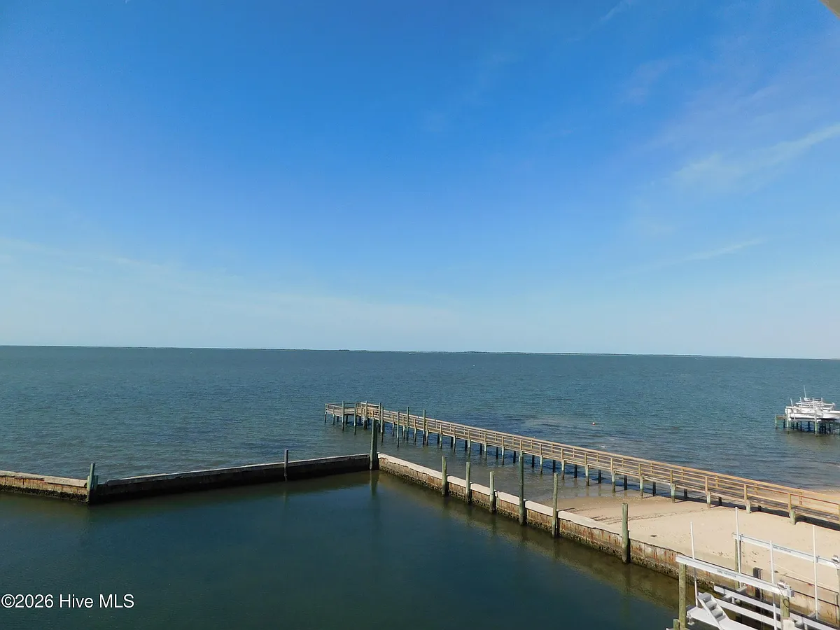 Building Photo - 142 S Ferry Dock Rd #C