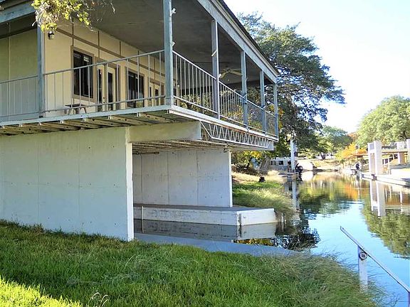 3rd image of 120 Sprucewood Dr