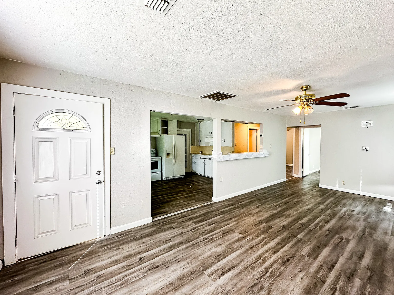 2 bed, 839 sqft, $1,350 — Photo 2