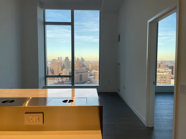 252 South St, New York, NY