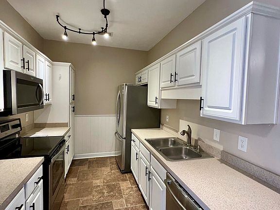 3rd image of 1041 Algonquin Dr Unit F