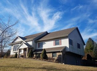 1011 Clover Ct, Hubertus, WI 53033