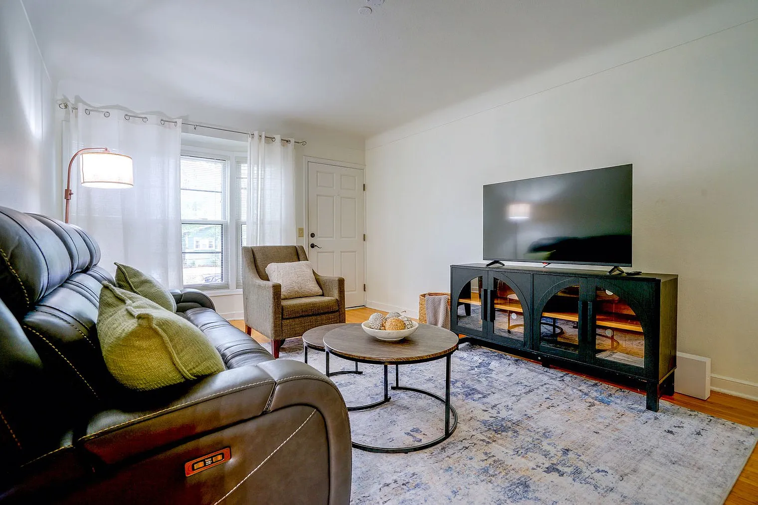 2 bed, 1.0 bath, 957 sqft, $2,967 — Photo 1