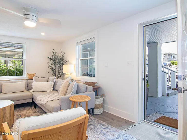 21 W Henderson St — Photo 11