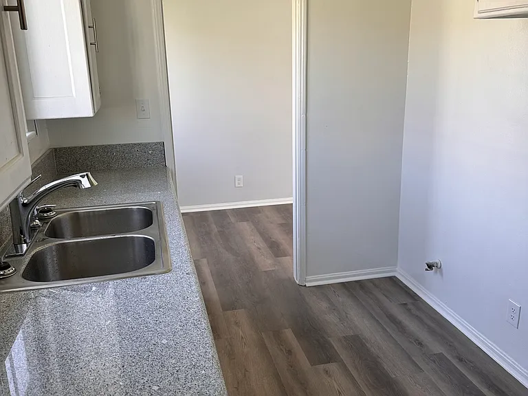 10949 S Western Ave #B — Photo 10