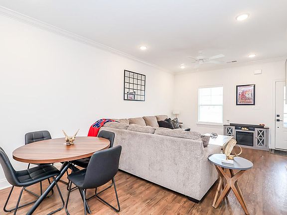 5th image of 646 Cottage Grove Cir