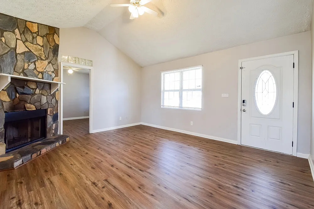 3 bed, 2.0 bath, 1144 sqft, $1,720 — Photo 4