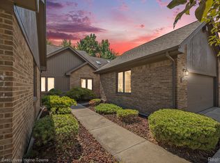 16202 Pine Ridge Dr N, Fraser, MI 48026