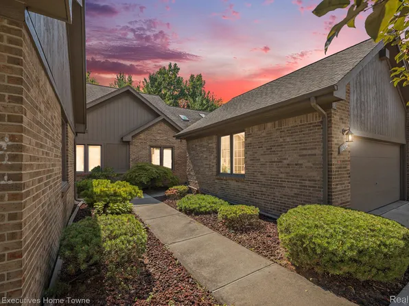 16202 Pine Ridge Dr N, Fraser, MI 48026