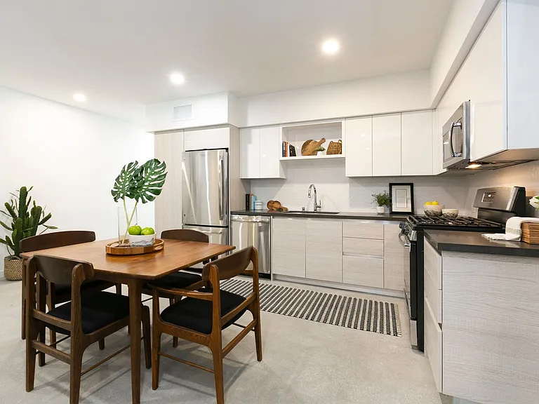 2409 Griffith Park Blvd — Photo 32