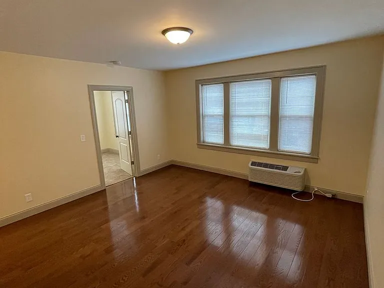 1404 E State St Apartments — Photo 9