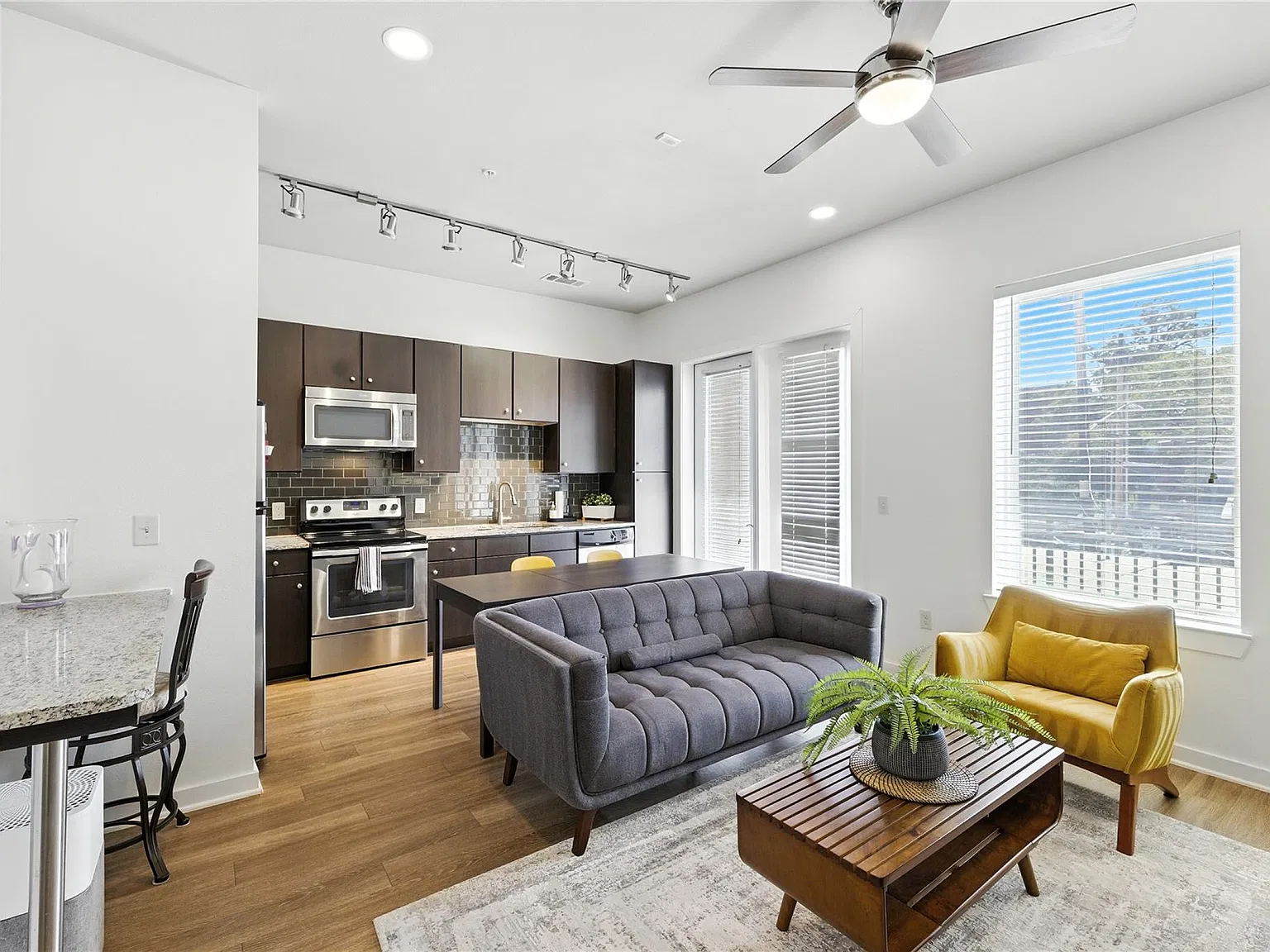 1 bed, 1.0 bath, 677 sqft, $1,975 — Photo 1