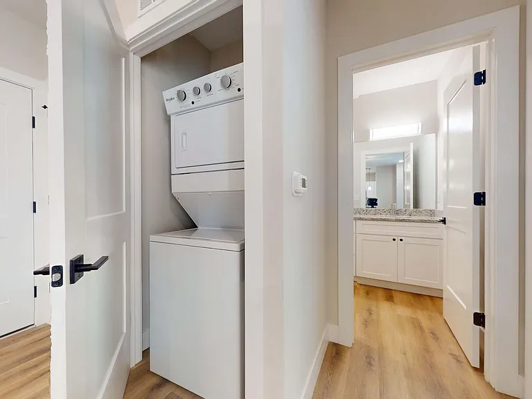 305 W Washington St — Photo 16