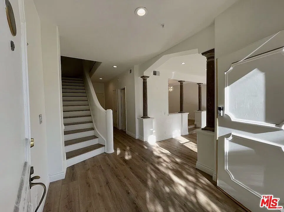 3 bed, 3.0 bath, 1965 sqft, $5,500 — Photo 2
