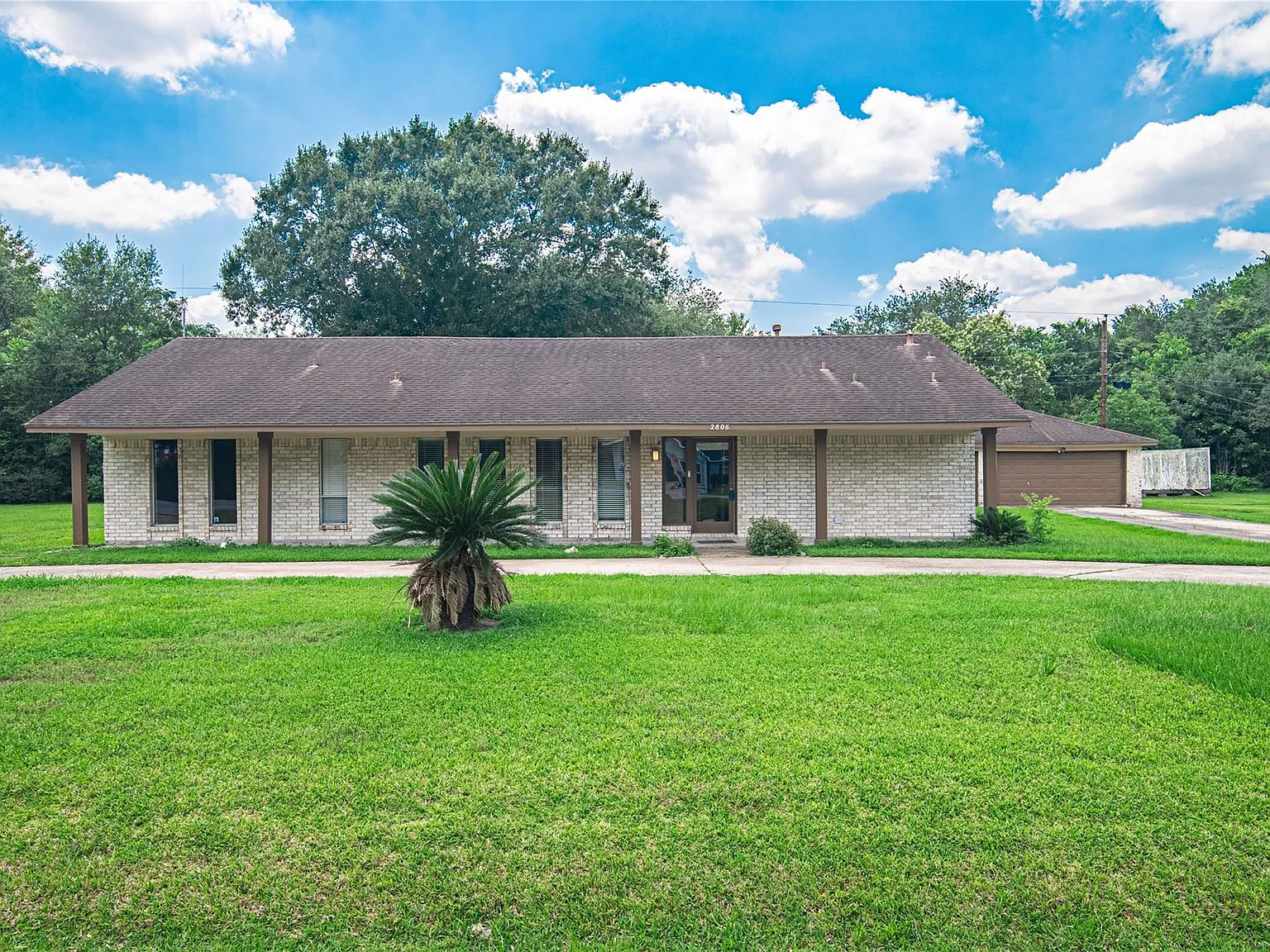 3 bed, 2.0 bath, 2322 sqft, $2,500 — Photo 2