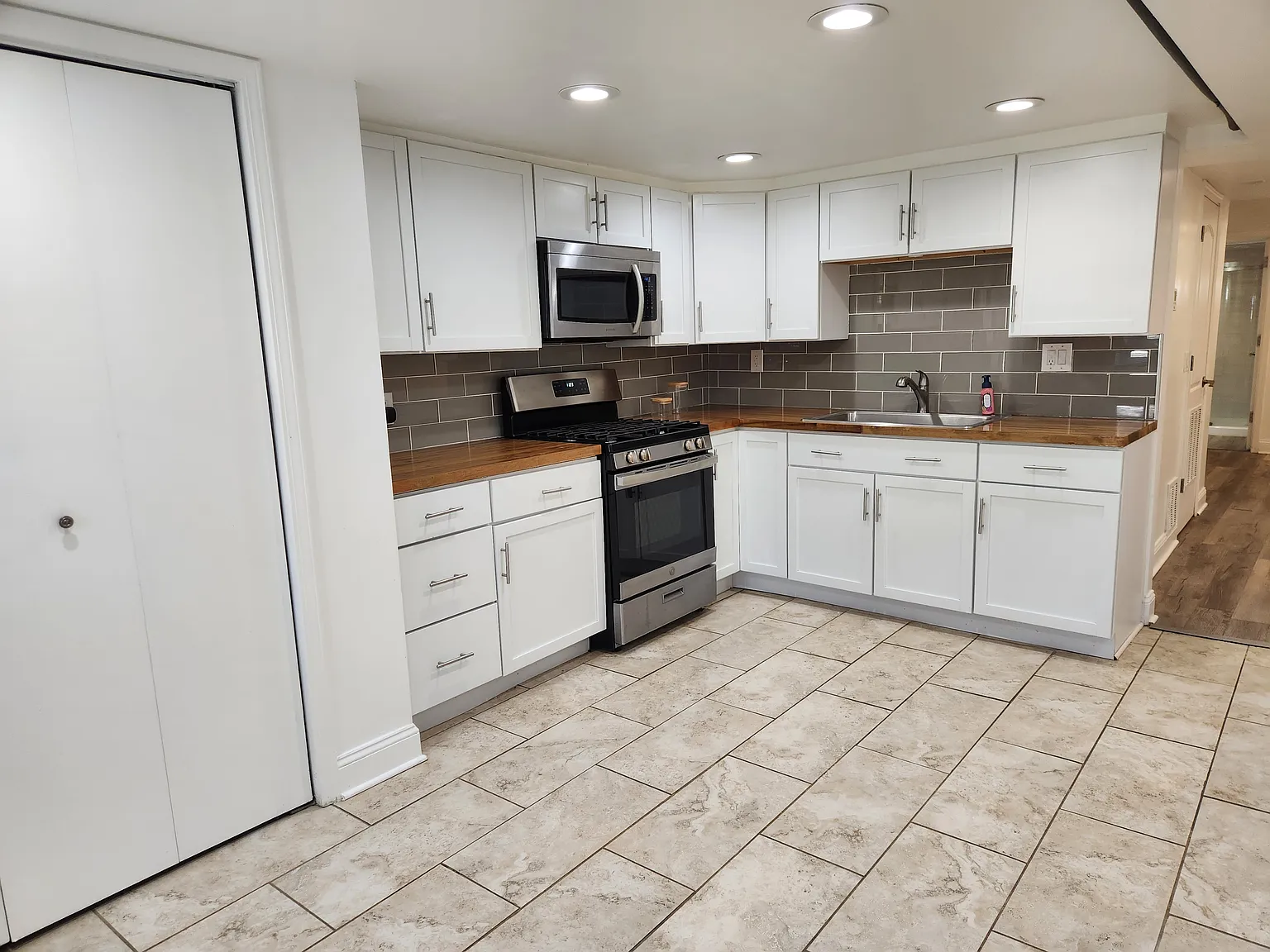 2 bed, 1000 sqft, $1,600 — Photo 2