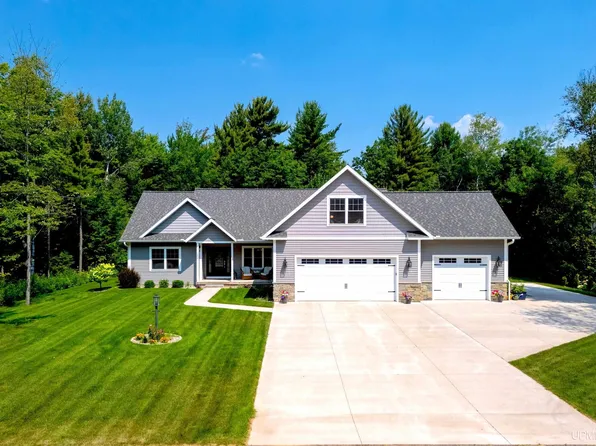 1064 Highland Dr, Ishpeming, MI 49849