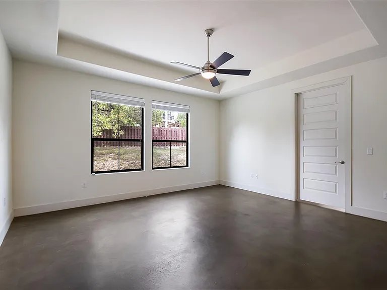 18400 Lakepoint Cv — Photo 17