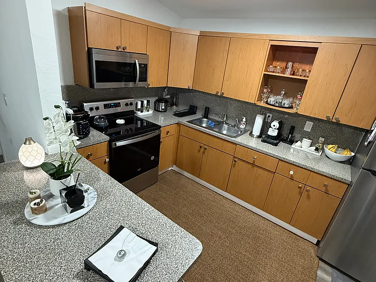 1009 SW 22nd Ter — Photo 1