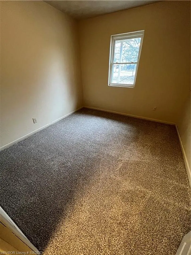 3 Bed 1 Bath House with 1 Car Garage, Gas Heat & Hot Water. — Photo 4