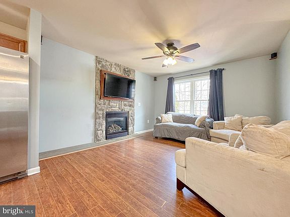 3rd image of 402 Butternut Dr