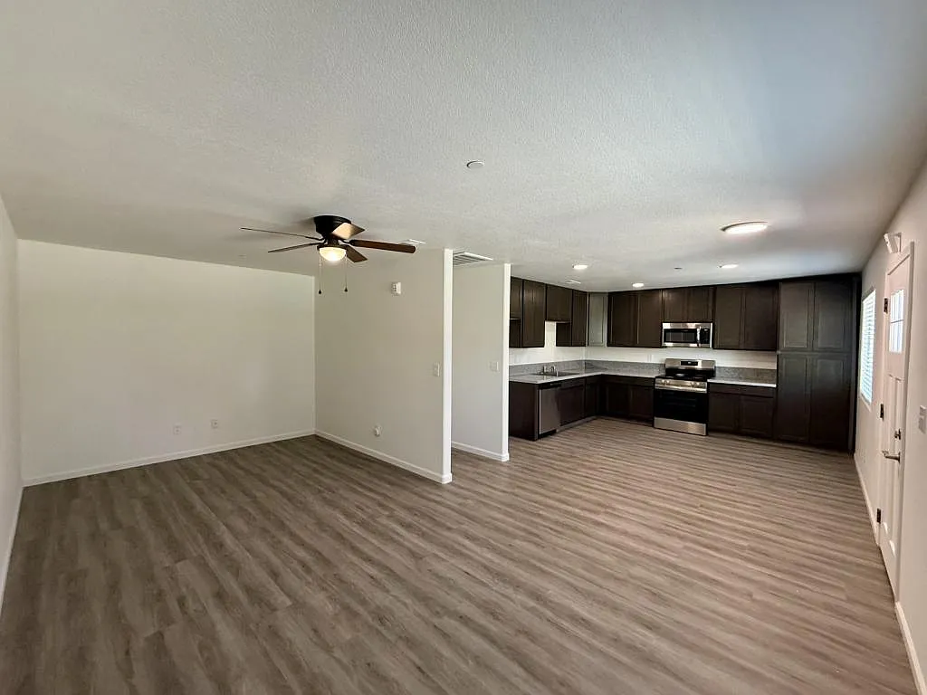 300 N Soderquist Rd — Photo 2