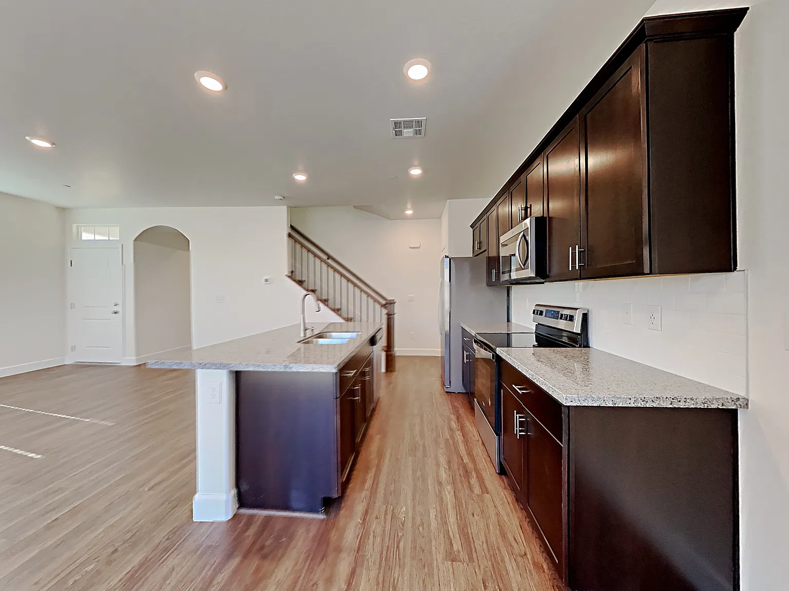 4 bed, 3.0 bath, 2211 sqft, $2,470 — Photo 3