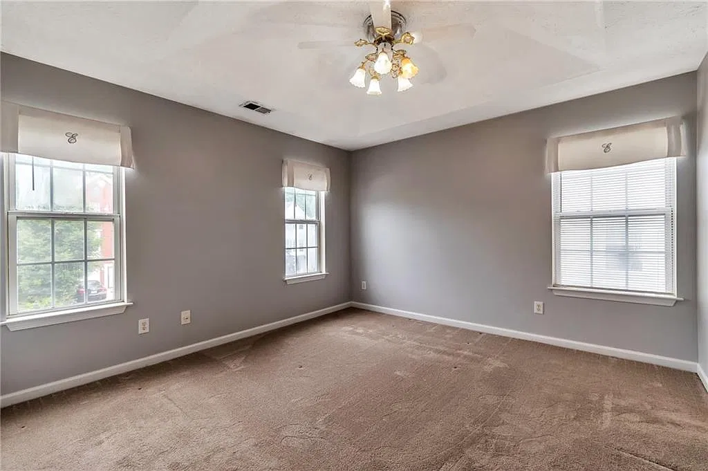 3 bed, 2.5 bath, 1294 sqft, $2,400 — Photo 3