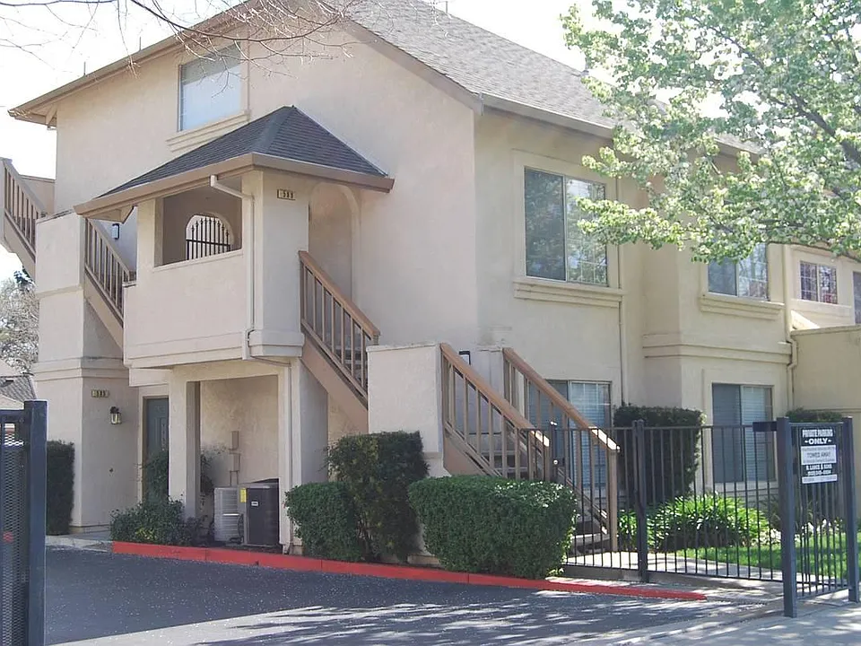 589 Rose Ave