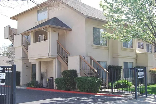 589 Rose Ave Photo 1