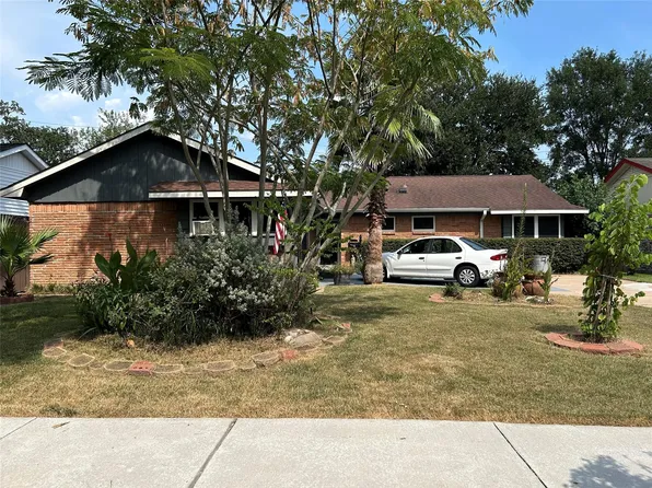 2401 Peach Ln, Pasadena, TX 77502