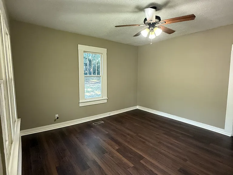 109 Oak Ave — Photo 2