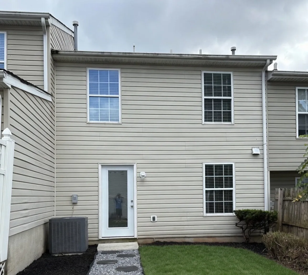 3 bed, 1.5 bath, 1132 sqft, $2,500 — Photo 2