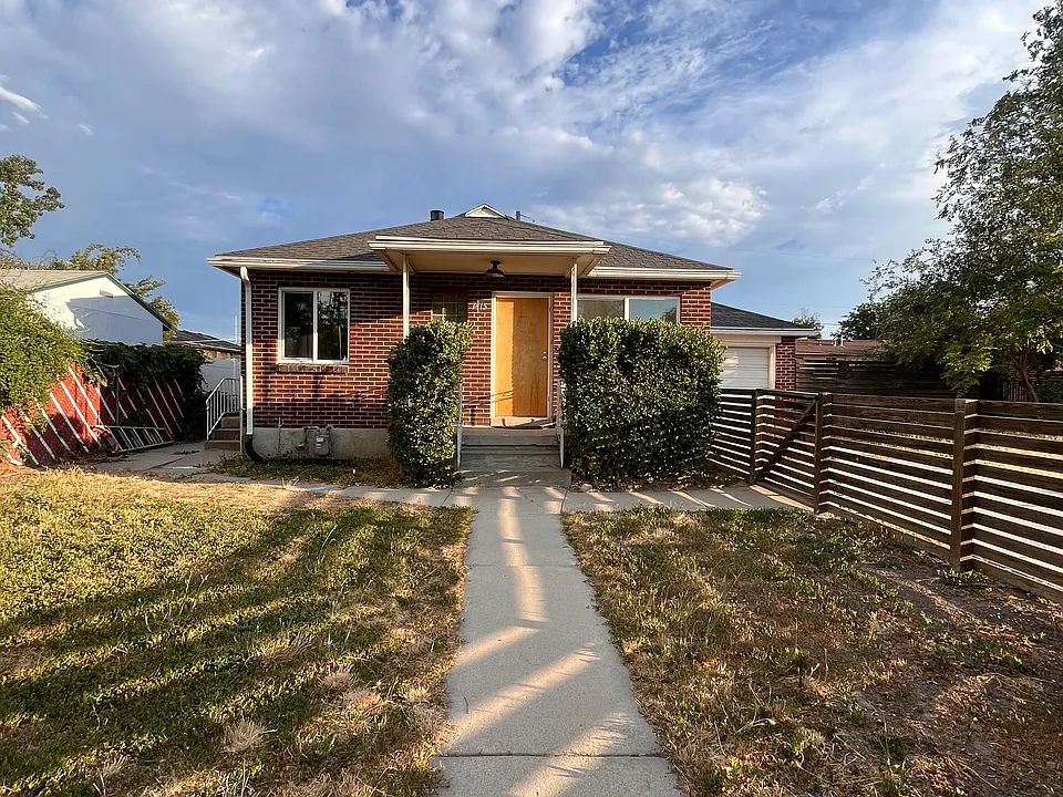 1415 W Riverside Cir