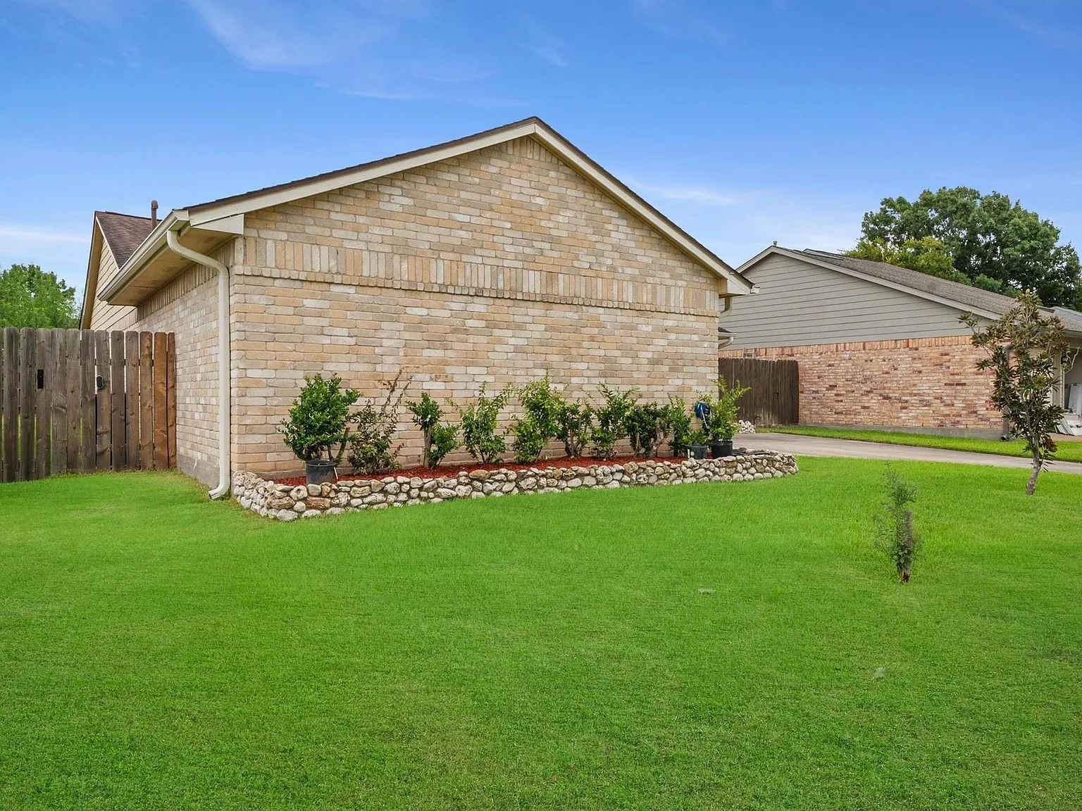 3 bed, 2.0 bath, 1499 sqft, $2,000 — Photo 2