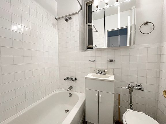 4th image of 406 W 51st St