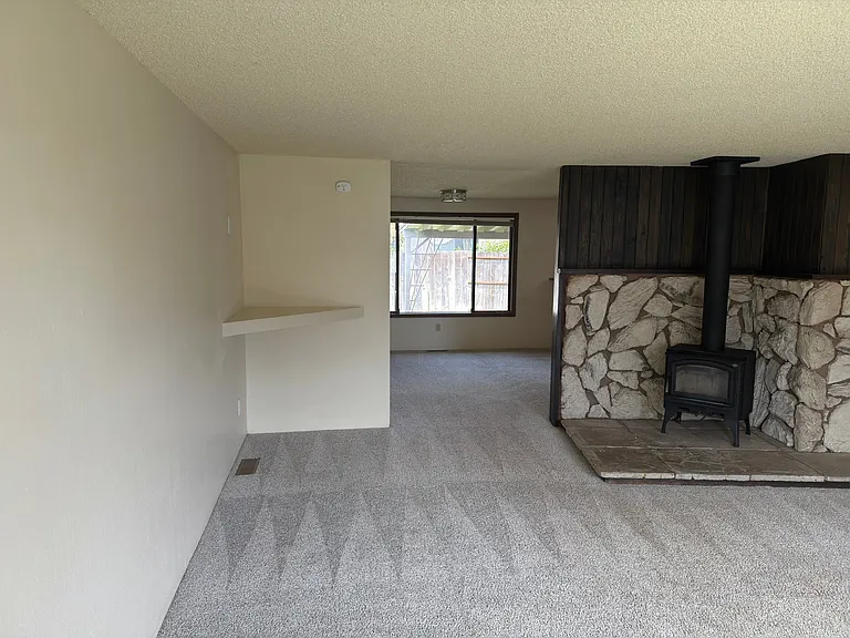 1936 Hutchins Cir — Photo 5